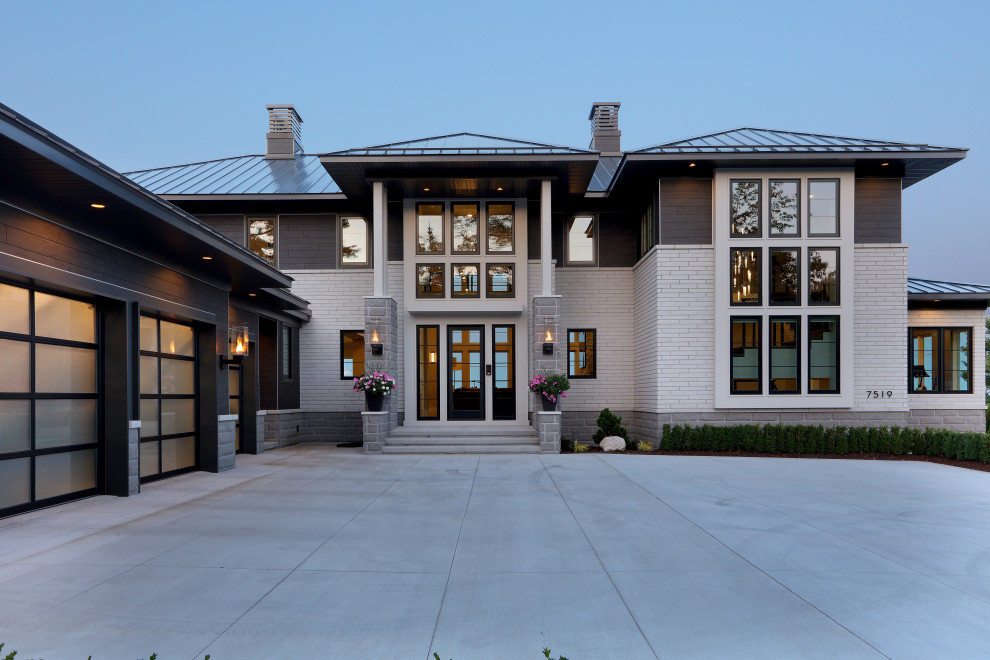 Großes, Zweistöckiges Klassisches Einfamilienhaus mit Backsteinfassade, grauer Fassadenfarbe, Walmdach und Blechdach in Grand Rapids