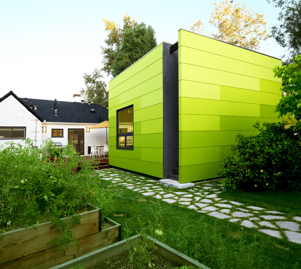 Inspiration pour une façade de maison verte design de plain-pied.