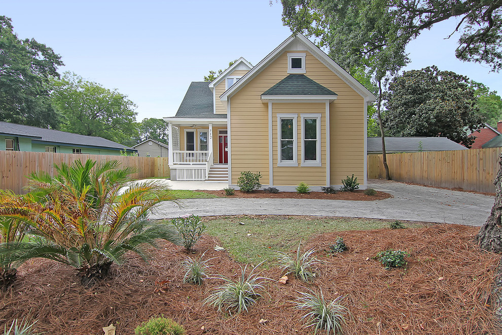 Kleines, Einstöckiges Klassisches Haus mit gelber Fassadenfarbe, Satteldach und Schindeldach in Charleston
