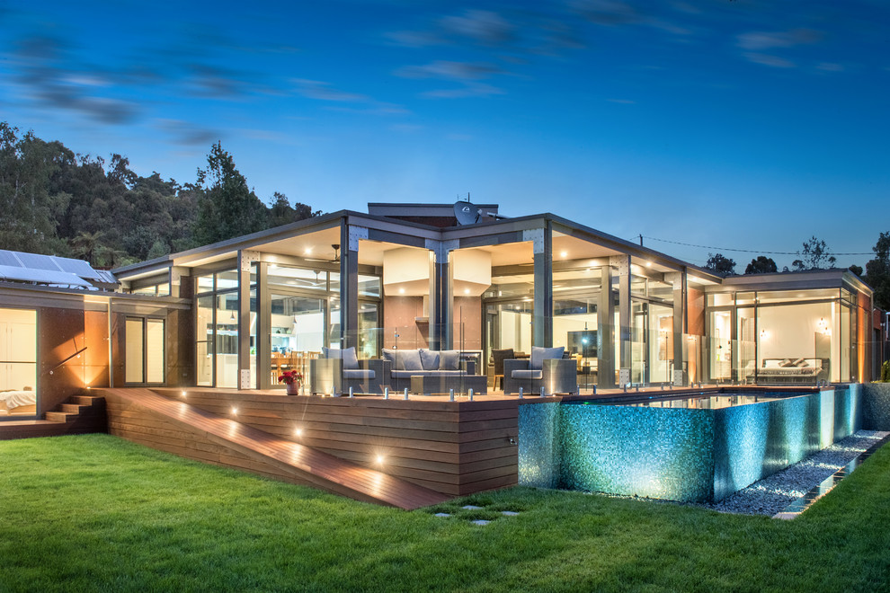 Einstöckiges, Geräumiges Modernes Haus mit Glasfassade, brauner Fassadenfarbe und Flachdach in Melbourne