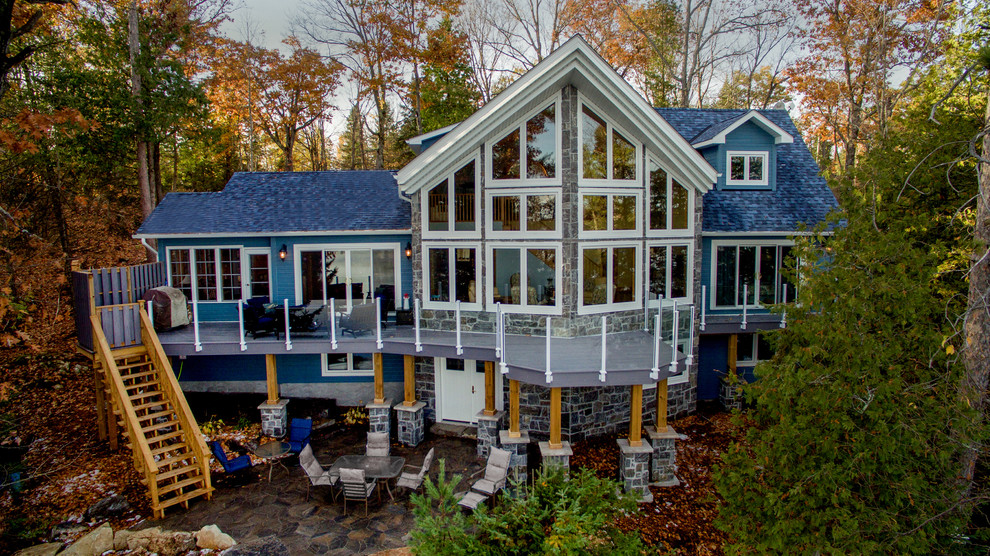 Idee per la facciata di una casa blu rustica a due piani con tetto a capanna e rivestimenti misti