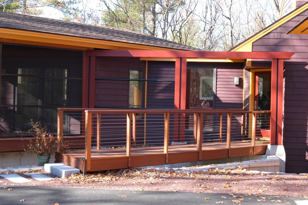 Cette image montre une petite façade de maison vintage en bois de plain-pied avec un toit en appentis.
