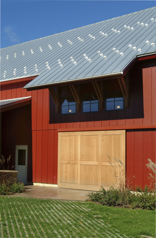 Landhausstil Haus mit roter Fassadenfarbe in Grand Rapids