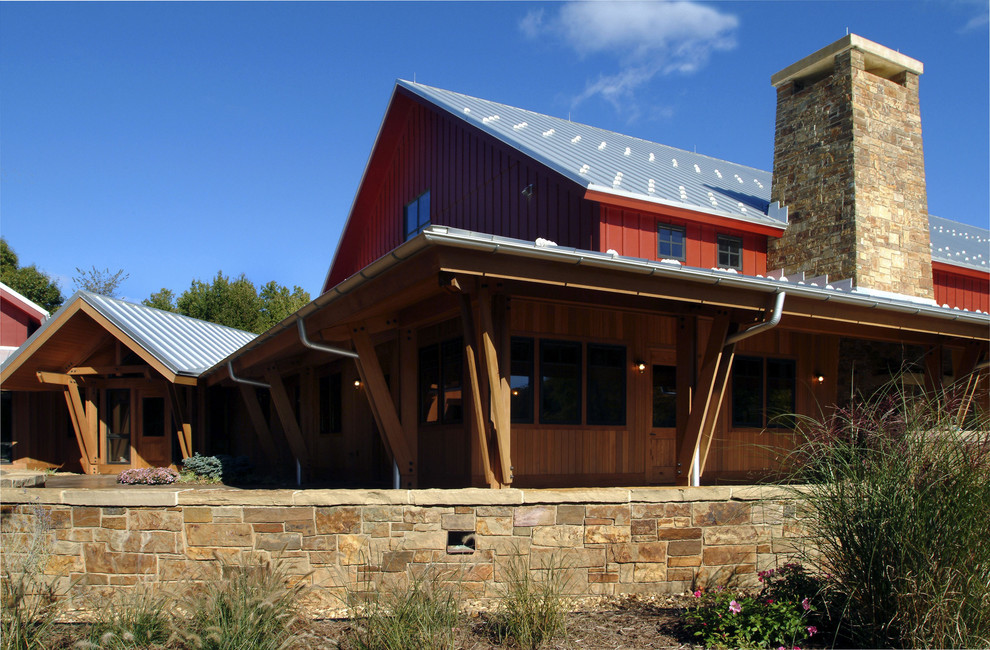 Zweistöckiges Landhausstil Haus mit roter Fassadenfarbe in Grand Rapids
