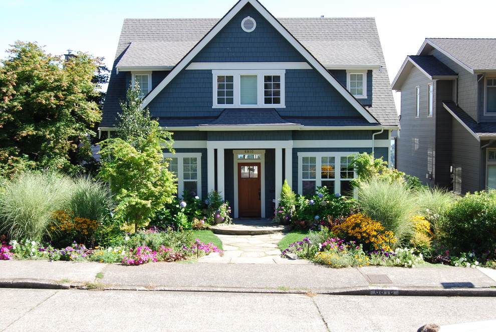 Exemple d'une façade de maison bleue chic de taille moyenne et à un étage.