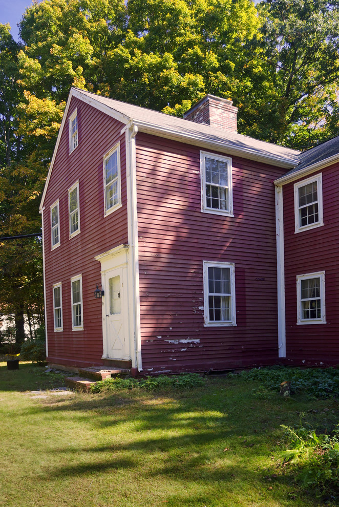 Diseño de fachada roja de estilo de casa de campo con revestimiento de madera
