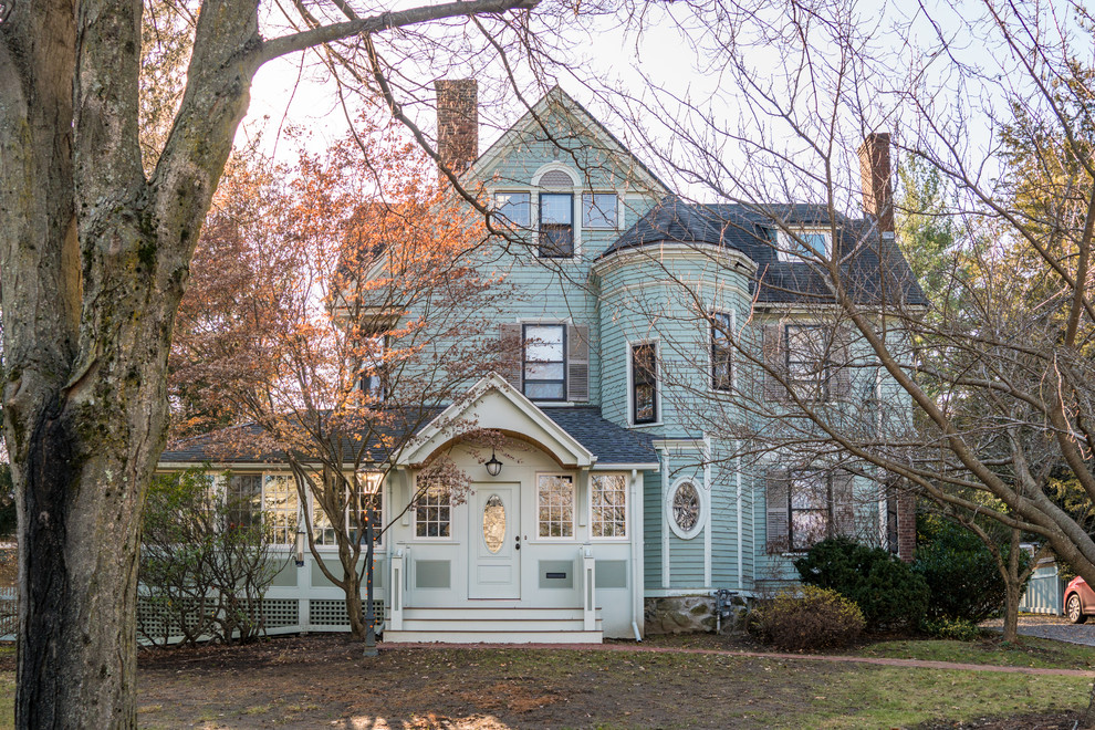 Dreistöckiges Klassisches Haus mit blauer Fassadenfarbe, Satteldach und Schindeldach in Boston