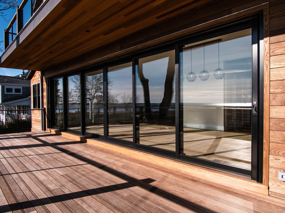 Idée de décoration pour une façade de maison marron minimaliste en bois de taille moyenne et à deux étages et plus.