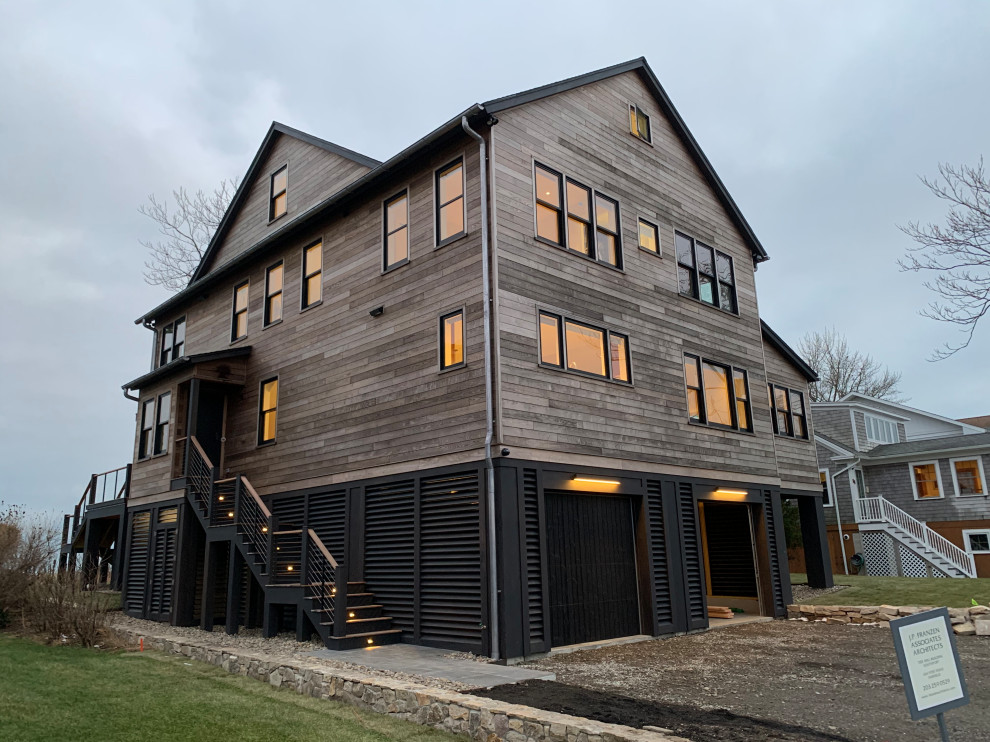 Diseño de fachada de casa marrón moderna de tamaño medio de tres plantas con revestimiento de madera