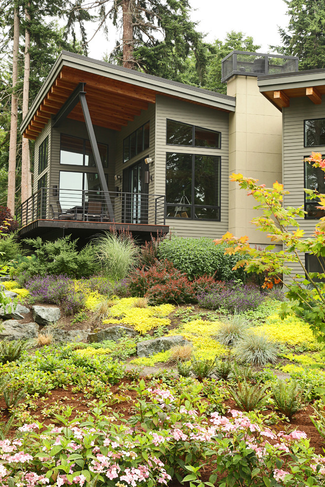 Imagen de fachada de casa beige contemporánea de tamaño medio de una planta con revestimiento de vinilo, tejado de un solo tendido y tejado de varios materiales