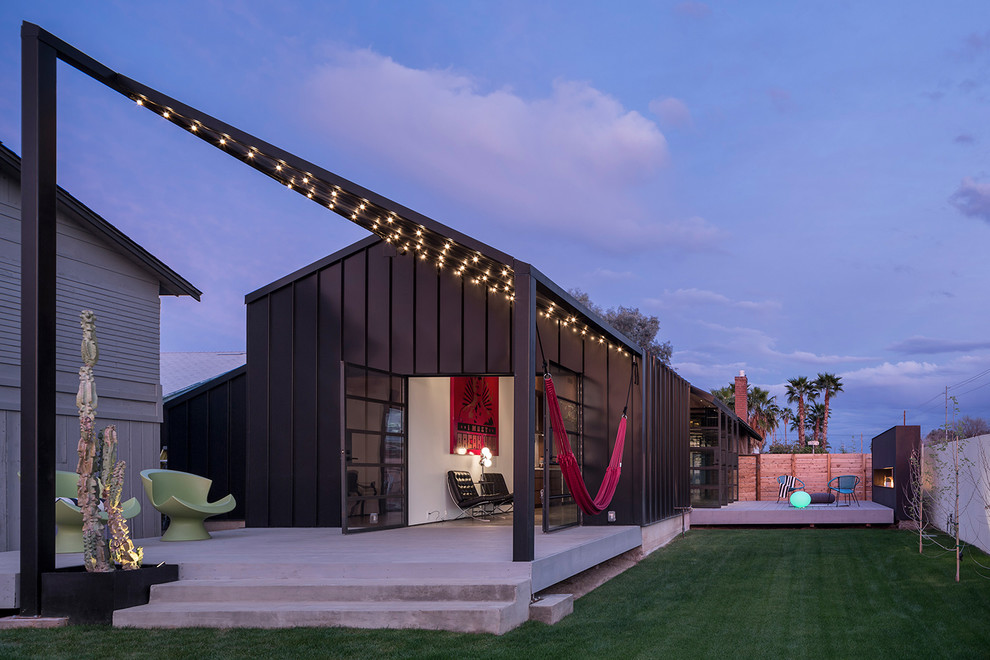 Einstöckiges Industrial Haus mit schwarzer Fassadenfarbe und Satteldach in Phoenix