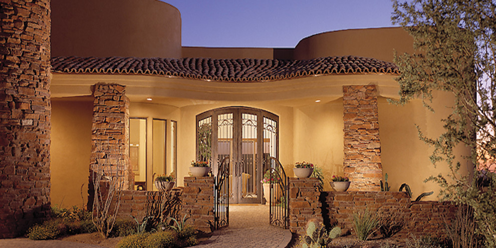 Geräumiges, Zweistöckiges Mediterranes Einfamilienhaus mit beiger Fassadenfarbe und Flachdach in Phoenix