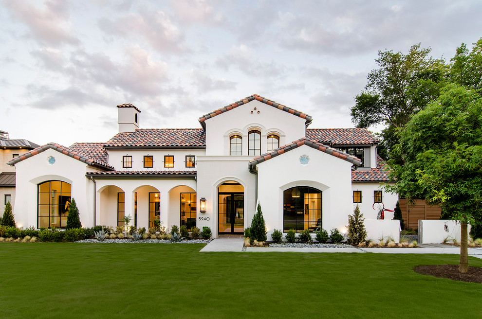 Mediterranes Haus mit Putzfassade, beiger Fassadenfarbe und Satteldach in Dallas