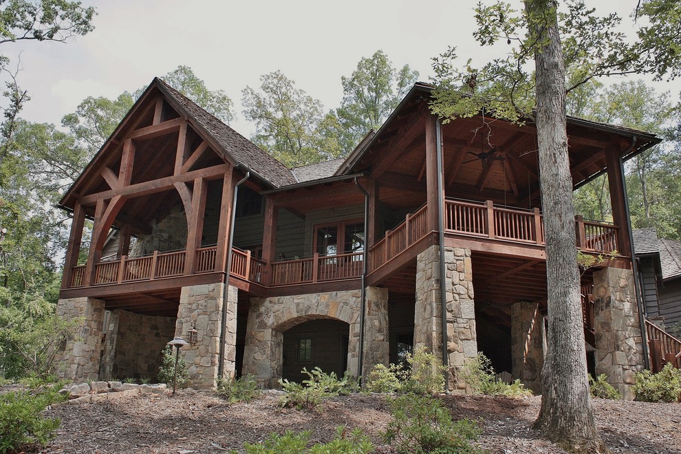 Cette photo montre une très grande façade de maison grise montagne à un étage avec un revêtement mixte et un toit à deux pans.