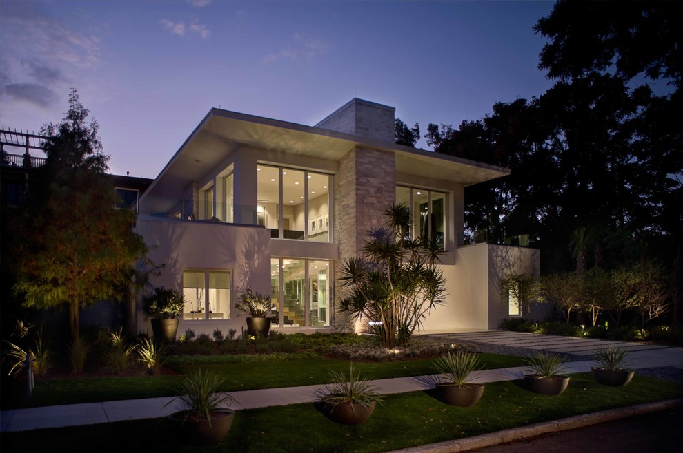 Mittelgroßes, Zweistöckiges Modernes Haus mit weißer Fassadenfarbe und Putzfassade in Orlando