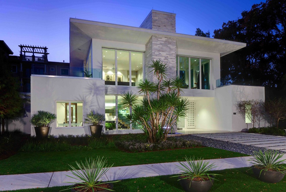 Ispirazione per la facciata di una casa bianca contemporanea a due piani di medie dimensioni con rivestimento in stucco