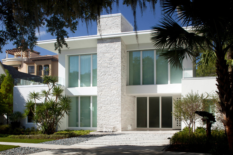 Imagen de fachada blanca contemporánea de tamaño medio de dos plantas con revestimiento de estuco