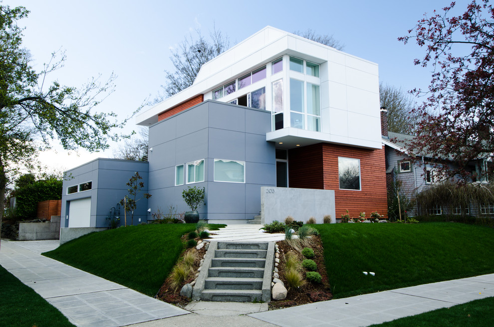 Exempel på ett modernt hus, med två våningar och blandad fasad
