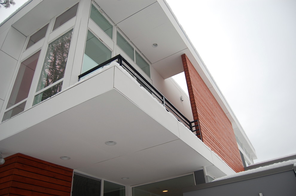 Idee per la facciata di una casa piccola rossa moderna a due piani con rivestimento in legno e tetto piano