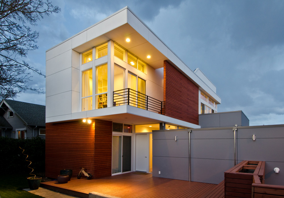Idee per la facciata di una casa piccola rossa moderna a due piani con rivestimento in legno e tetto piano