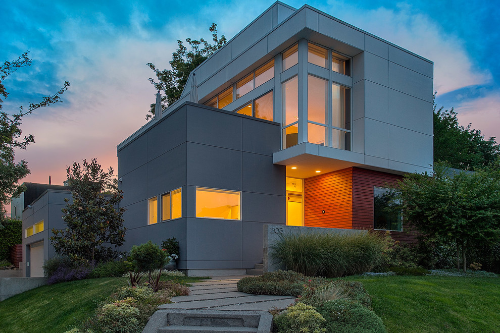 Cette image montre une façade de maison multicolore minimaliste de taille moyenne et à un étage avec un revêtement mixte et un toit plat.
