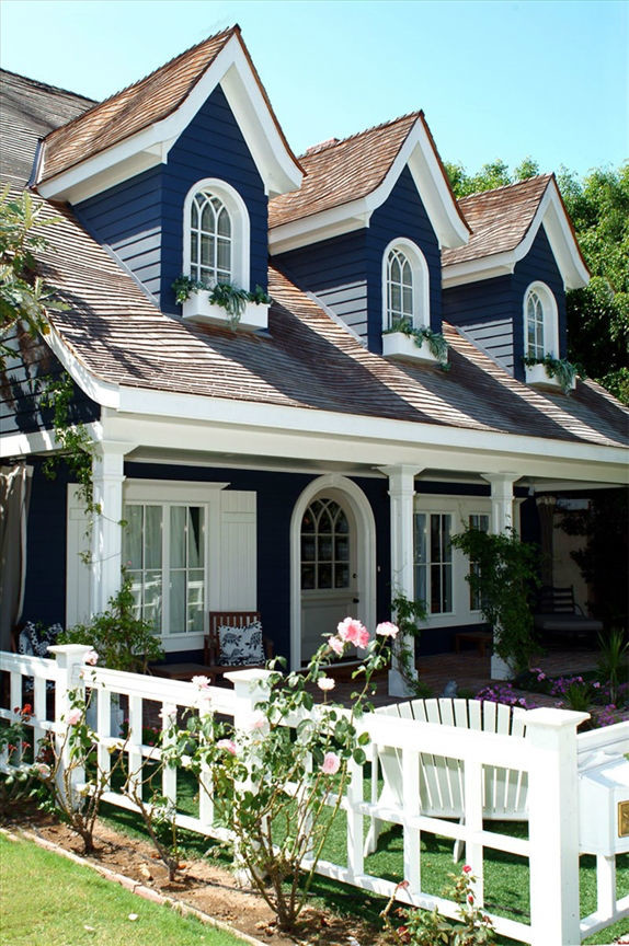 Стильный дизайн: двухэтажный, деревянный, синий дом среднего размера в стиле шебби-шик - последний тренд