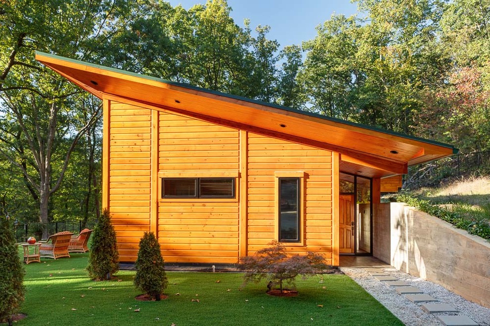 Idées déco pour une façade de maison contemporaine en bois.