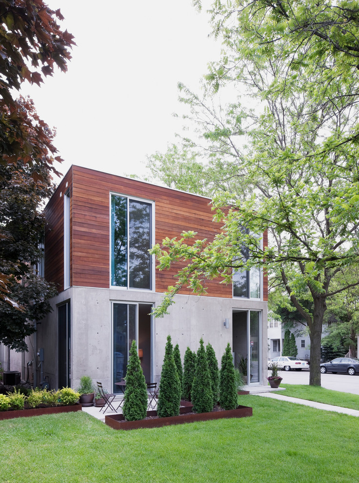 Foto de fachada minimalista con revestimientos combinados y tejado plano