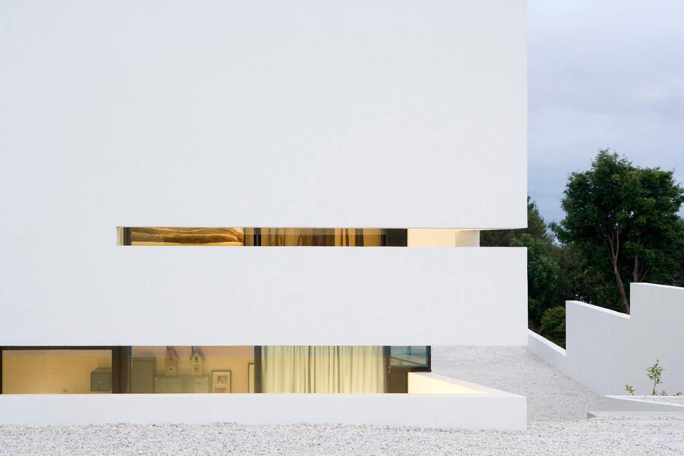 Свежая идея для дизайна: белый дом в стиле модернизм - отличное фото интерьера