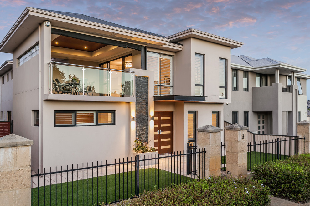 Стильный дизайн: двухэтажный, серый частный загородный дом в современном стиле - последний тренд