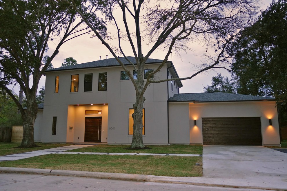 Идея дизайна: двухэтажный, бежевый дом среднего размера в современном стиле с облицовкой из цементной штукатурки и вальмовой крышей