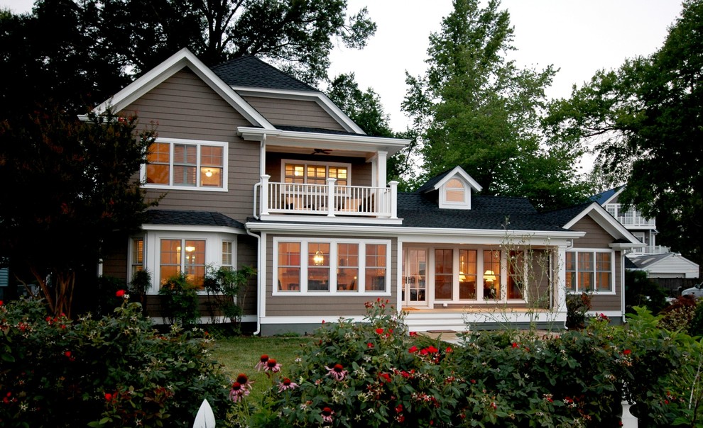 На фото: двухэтажный, коричневый дом среднего размера в стиле фьюжн с облицовкой из ЦСП
