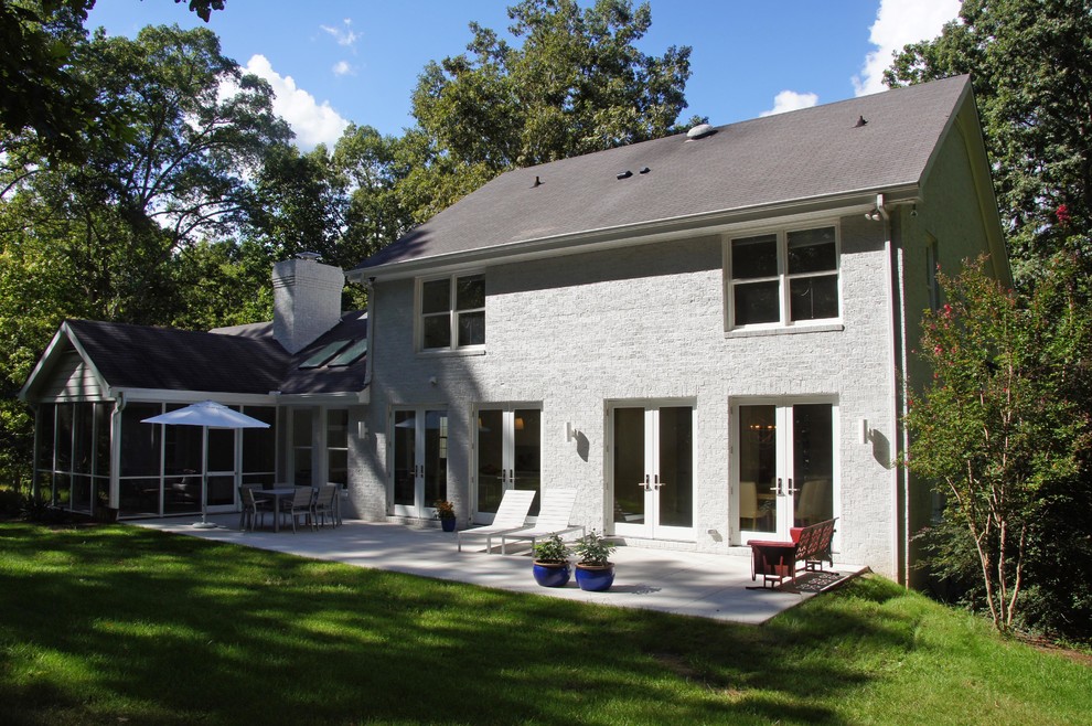 Imagen de fachada gris contemporánea de tamaño medio de dos plantas con revestimiento de ladrillo y tejado a dos aguas