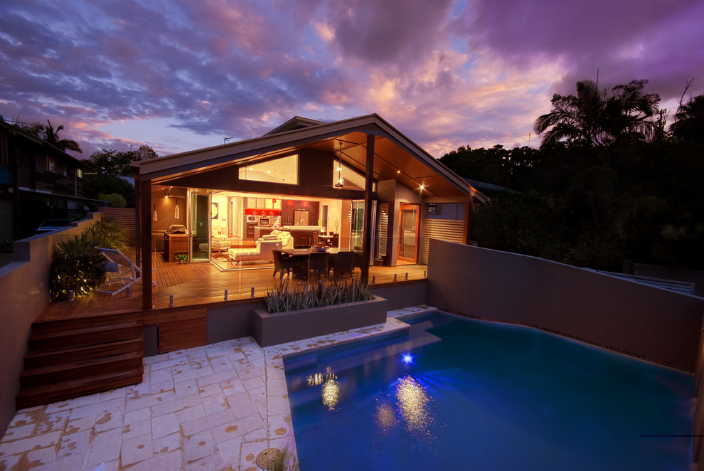 Inspiration for a mid-sized contemporary split-level house exterior remodel in Brisbane