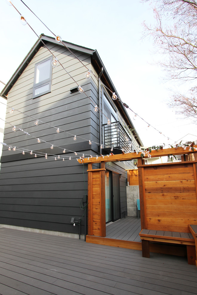 シアトルにある小さなコンテンポラリースタイルのおしゃれな家の外観 (コンクリート繊維板サイディング) の写真
