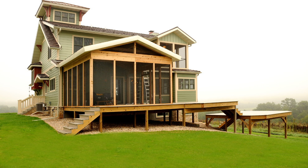 Idee per la facciata di una casa verde american style a due piani di medie dimensioni con rivestimento in legno e tetto a capanna