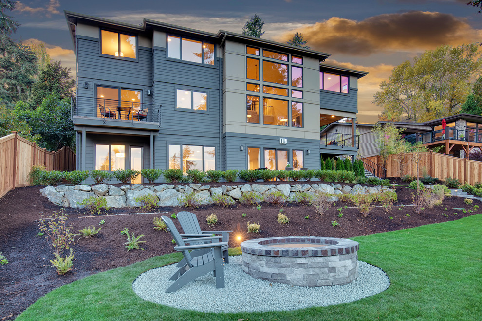Large contemporary detached house in Seattle with three floors, mixed cladding and a shingle roof.