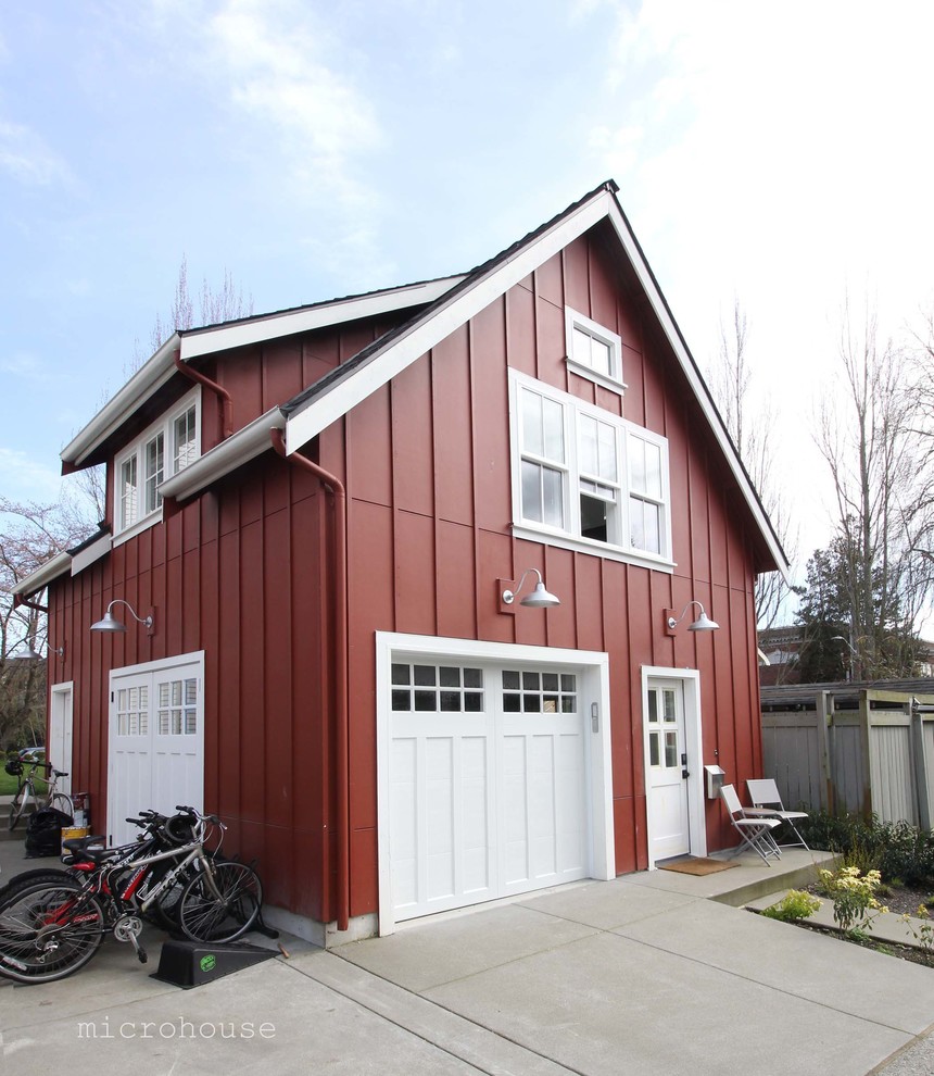 Стильный дизайн: маленький, двухэтажный, красный дом в стиле кантри с облицовкой из ЦСП и двускатной крышей для на участке и в саду - последний тренд