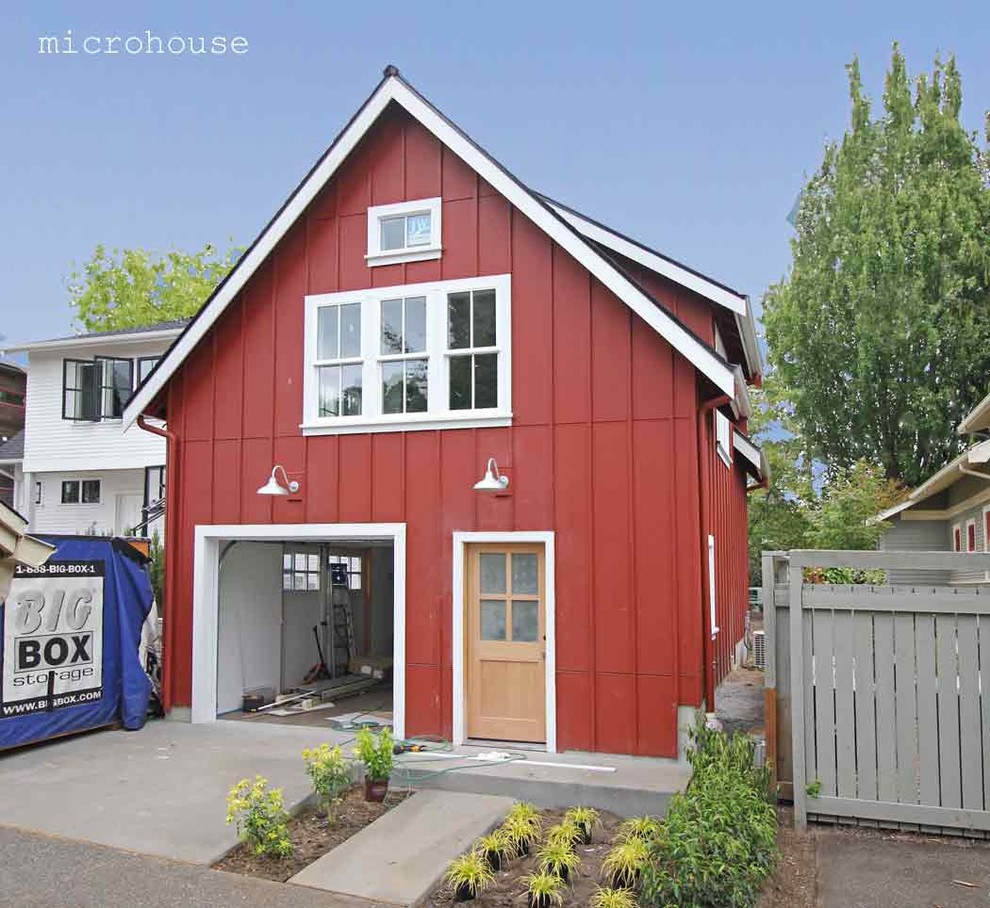 Идея дизайна: маленький, двухэтажный, красный дом с облицовкой из ЦСП и двускатной крышей для на участке и в саду