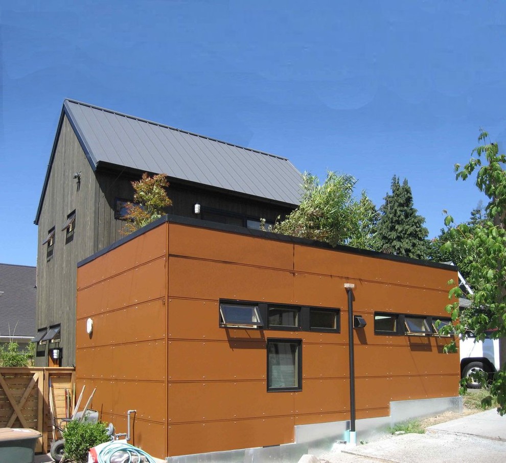 Ispirazione per la villa piccola marrone contemporanea a due piani con rivestimento in metallo, copertura in metallo o lamiera e tetto piano