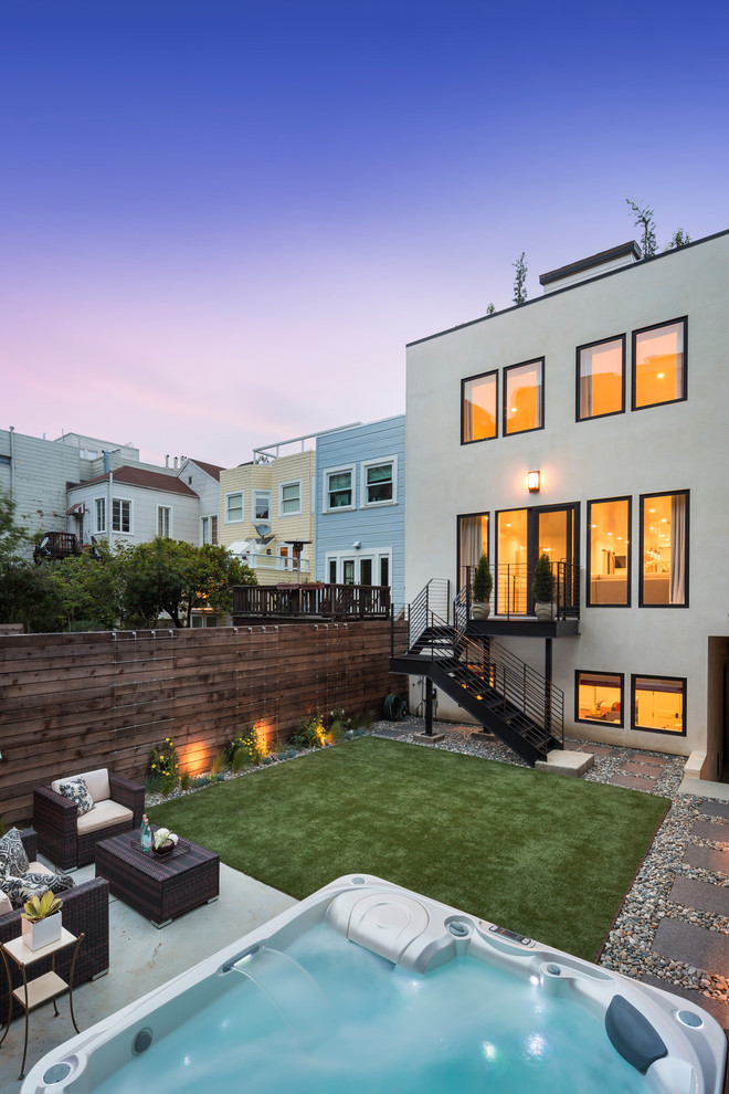 Geräumiges, Dreistöckiges Modernes Haus mit Putzfassade, beiger Fassadenfarbe und Satteldach in San Francisco
