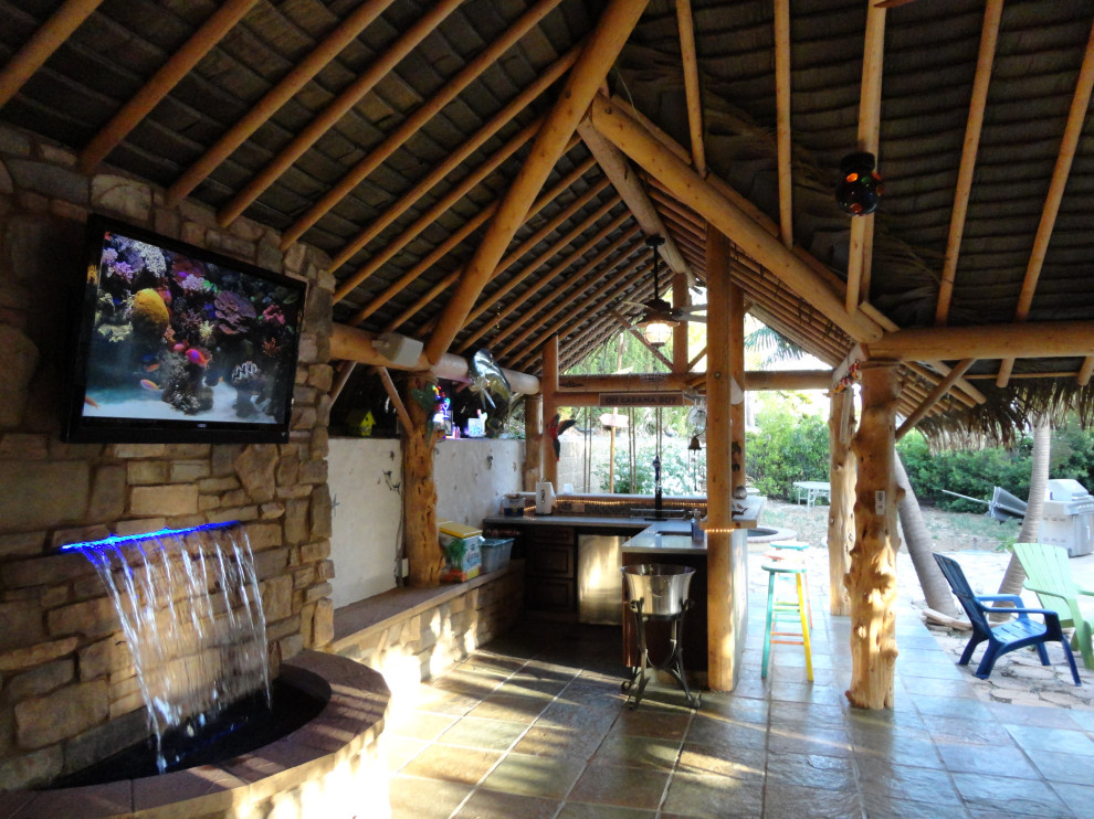 Immagine della facciata di una casa piccola tropicale con copertura mista