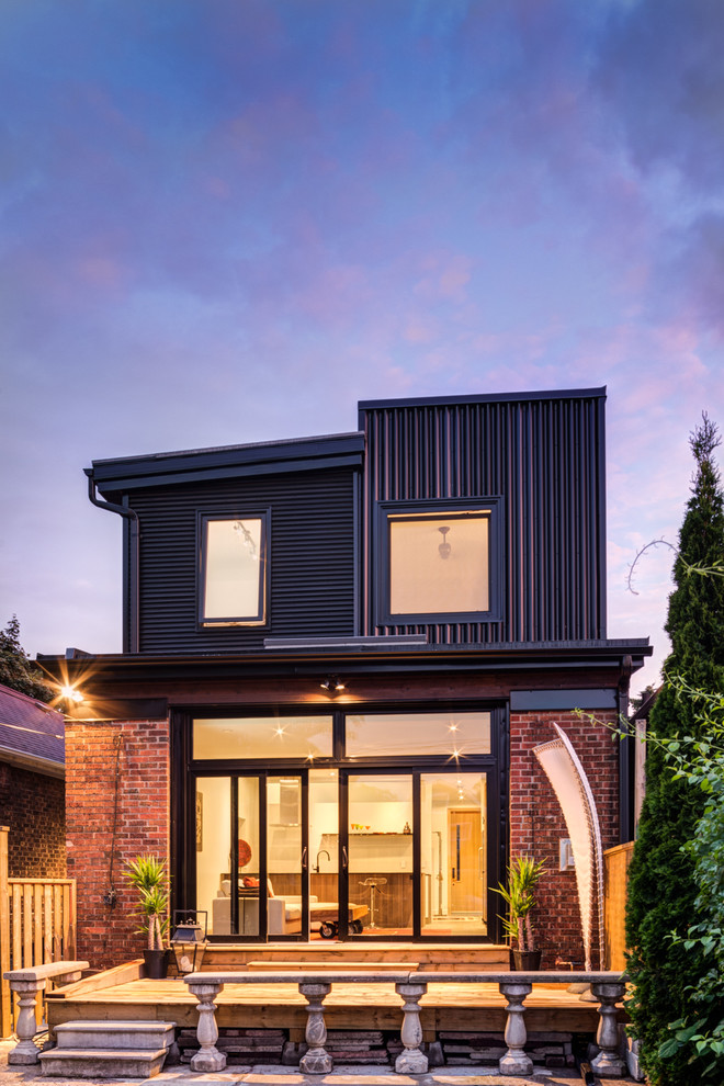 На фото: двухэтажный, черный дом среднего размера в современном стиле с комбинированной облицовкой с