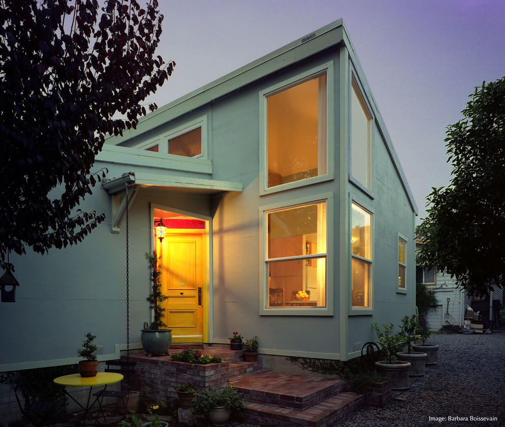 Foto della facciata di una casa piccola blu contemporanea a un piano con rivestimento in legno