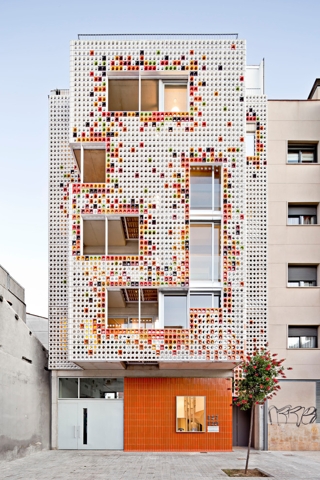 Dreistöckiges, Großes Modernes Haus mit Mix-Fassade, Flachdach und bunter Fassadenfarbe in Barcelona