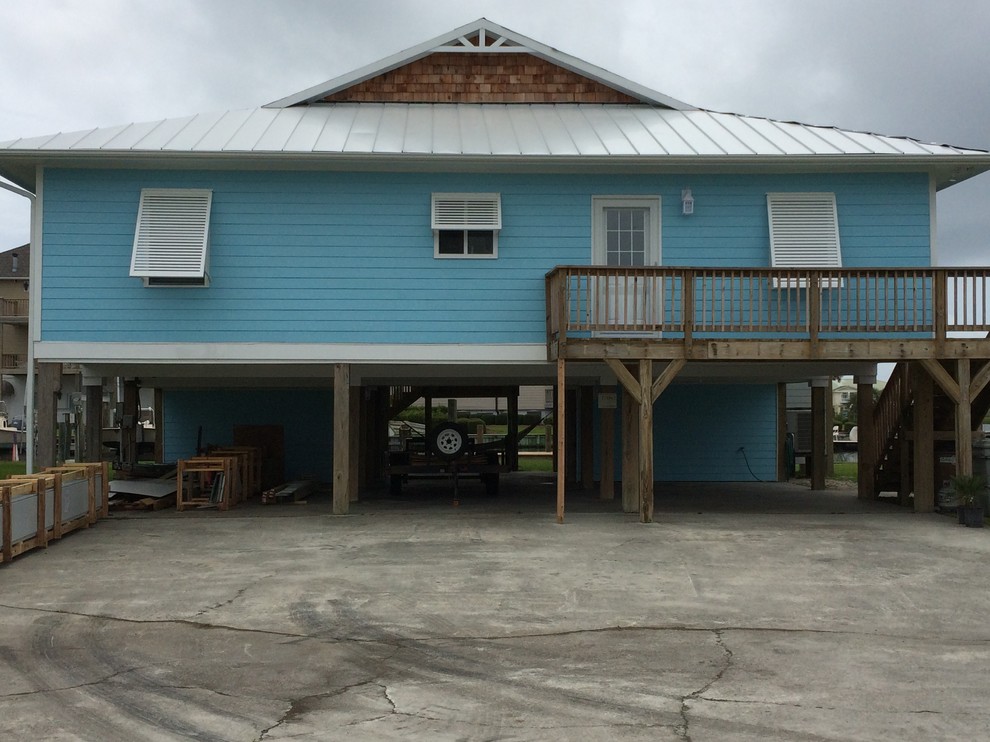 Diseño de fachada de casa pareada azul marinera grande de una planta con tejado a dos aguas y tejado de teja de madera