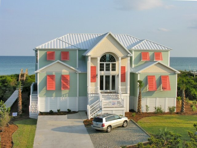 Modelo de fachada de casa verde marinera de tres plantas con tejado a la holandesa y tejado de teja de madera