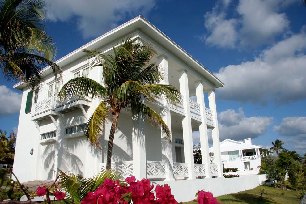 Immagine della facciata di una casa grande bianca tropicale a due piani con tetto piano