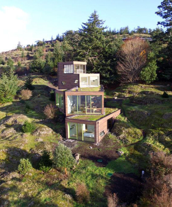 Mittelgroße Moderne Holzfassade Haus mit brauner Fassadenfarbe und Flachdach in Seattle