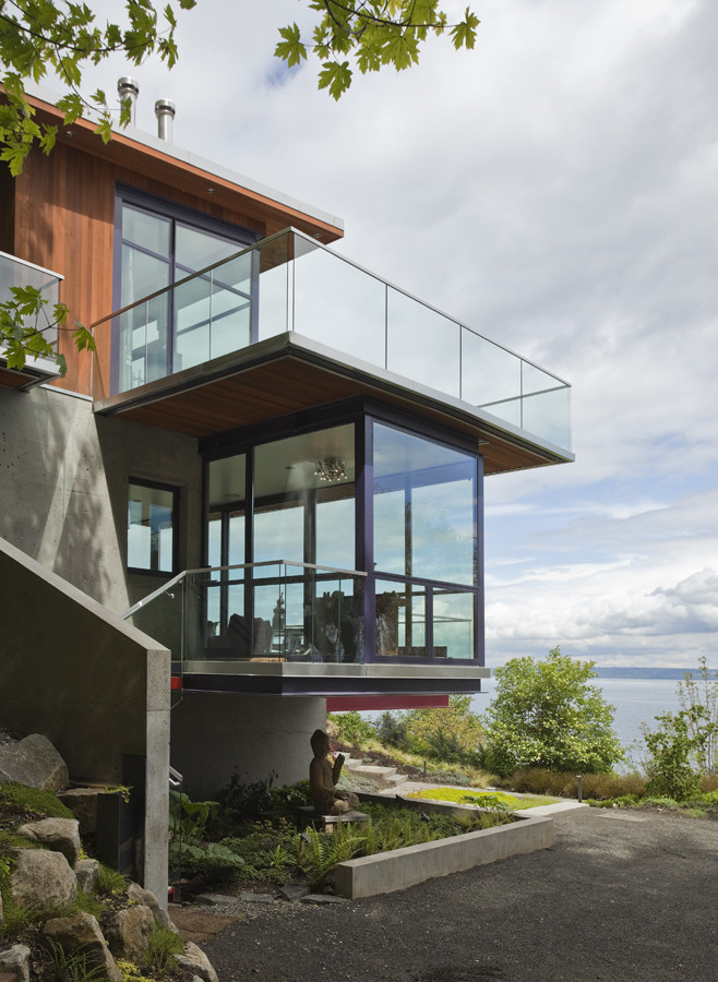 Mittelgroßes, Dreistöckiges Modernes Haus mit brauner Fassadenfarbe, Flachdach und Blechdach in Seattle